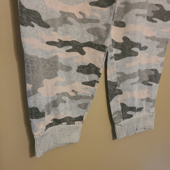 Secret Treasures | Women's Gray Camo Print Loungewear Pants Set or PJs (Size XL) - Picture 12 of 15